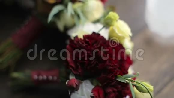 三个漂亮的婚礼花束视频的预览图