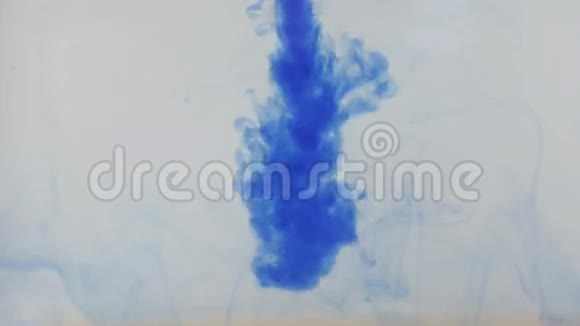 蓝色抽象波浪背景墨水在水里高清视频的预览图