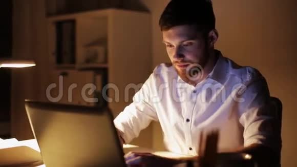 带笔记本电脑的人在夜间办公视频的预览图