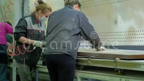 女工人做老化门的效果用木头制造室内门视频的预览图