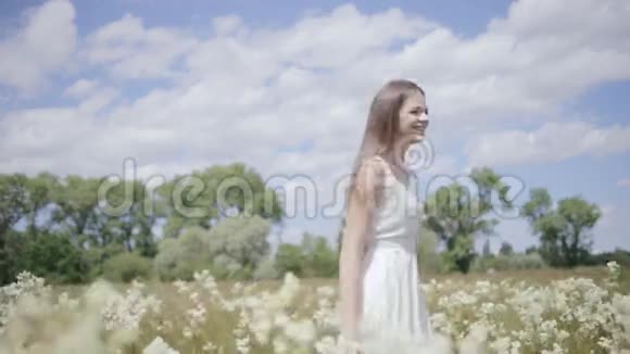 年轻漂亮的女人在草地上跳跃视频的预览图