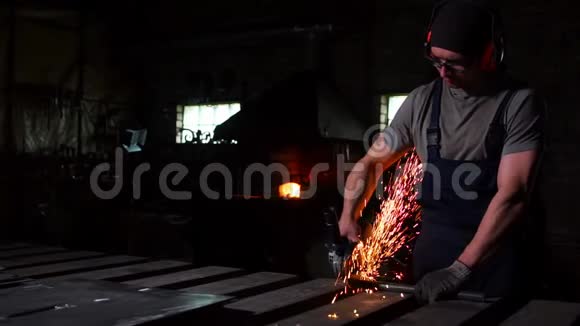 工业工程师用锋利的圆形刀片用复合丝裂锯切割金属和钢视频的预览图