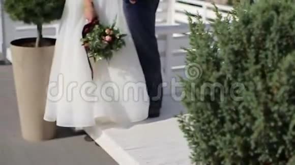 美丽性感的新婚夫妇和温柔的花束视频的预览图