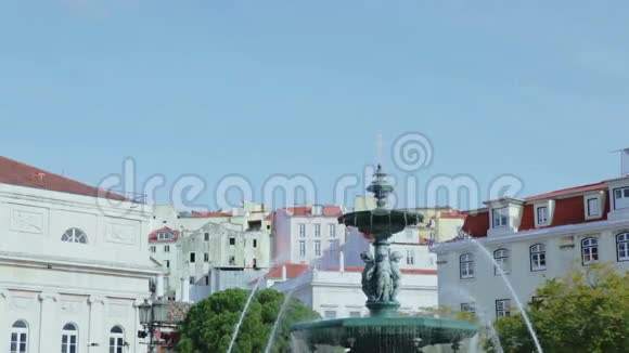 里斯本市中心罗索广场的巴洛克式喷泉视频的预览图
