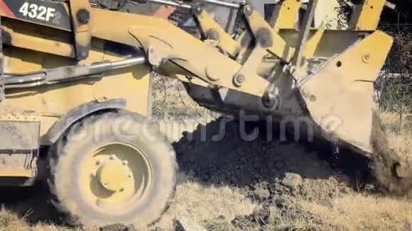 挖掘机正在挖掘房屋的地基挖洞施工机械地面工程挖掘机在建筑物上工作北京大学视频的预览图