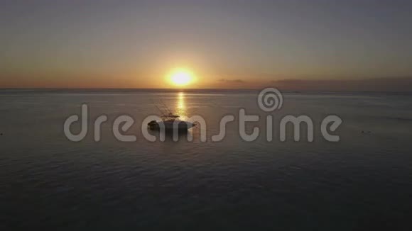 日落时分乘着游艇在大海上飞翔视频的预览图