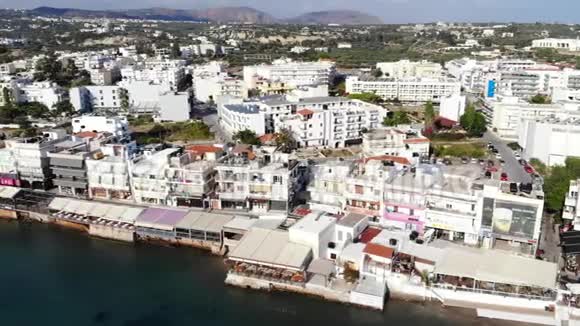 希腊克里特海上和沿海城市的鸟瞰图视频的预览图