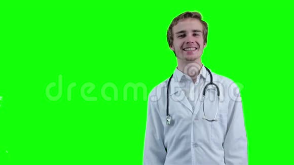 积极的医生看着镜头指着物品绿色屏幕视频的预览图