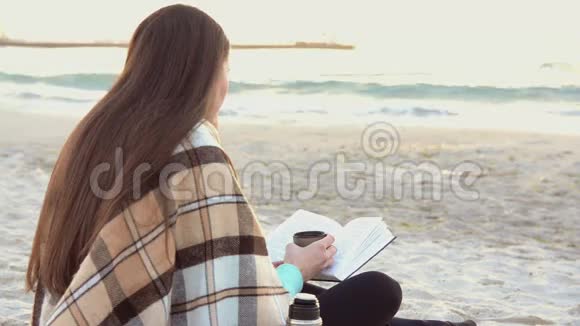 女人在海边看书视频的预览图