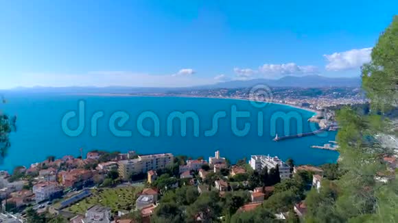 鸟瞰尼斯法国长廊地中海和机场景观城市全景无人机4K视频视频的预览图