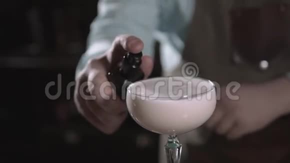 酒保用酒吧设备准备椰子酱扔筛子并喷洒视频的预览图
