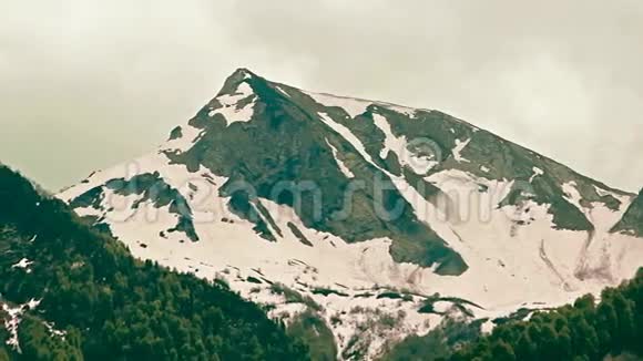 夏季高加索山脉美丽的景色山峰部分被雪覆盖视频的预览图