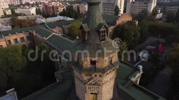 无人机飞过旧城的屋顶视频的预览图