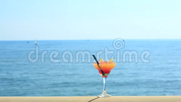 海滩鸡尾酒蓝天背景视频的预览图