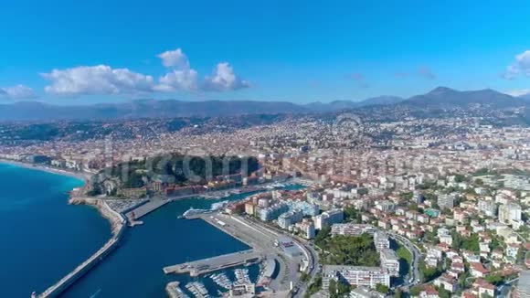 鸟瞰尼斯法国长廊地中海和机场景观城市全景无人机4K视频视频的预览图