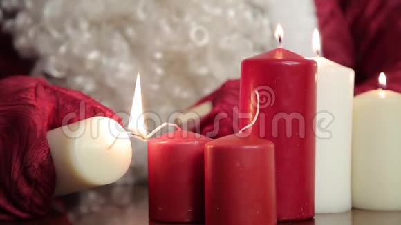 圣诞老人点燃蜡烛视频的预览图