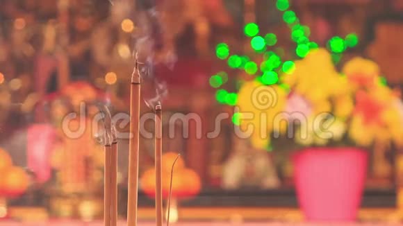 在印度神庙祭坛前的碗中烧棒视频的预览图