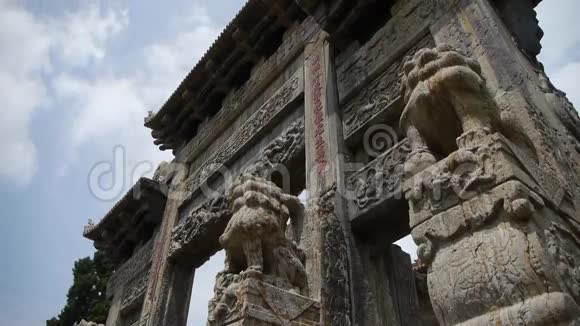 中国石拱建筑古城门云运动石狮独角兽视频的预览图