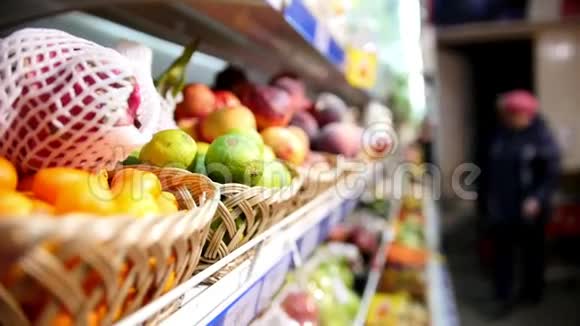 超市里有水果和蔬菜的杂货店视频的预览图
