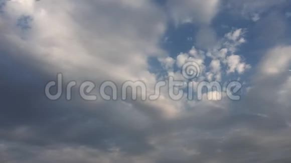 白云在蓝天上的烈日下消失了循环的特点是时间流逝的运动云支持一个美丽的蓝天时间间隔视频的预览图