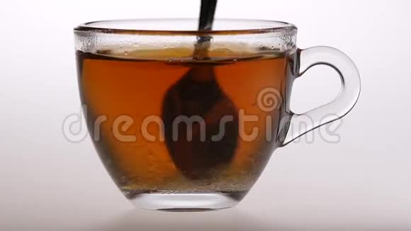 勺子在红茶中搅拌糖慢动作视频的预览图