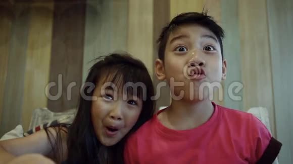 亚洲儿童的肖像快乐的亚洲男孩和女孩看着相机和微笑序列视频的预览图