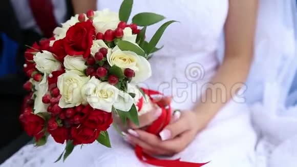 新娘捧着一束婚礼花束视频的预览图