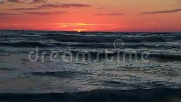 海海日落海浪景观视频的预览图