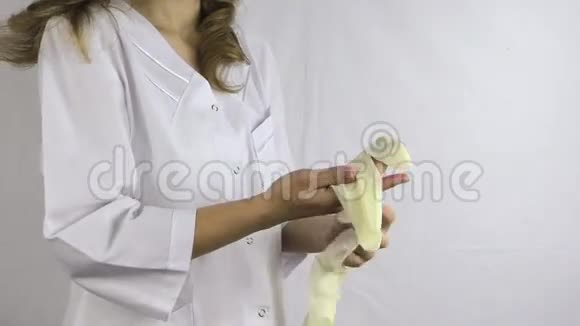 护士手戴无菌医用手套侧身站立视频的预览图