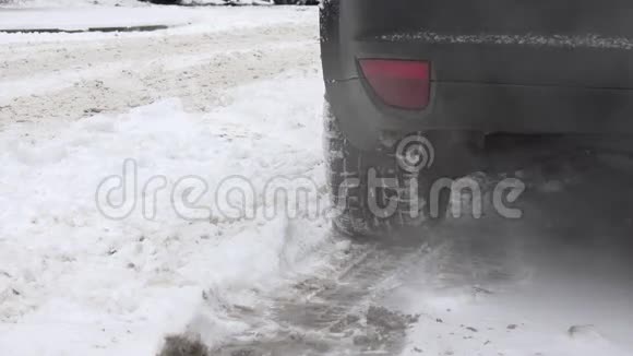 冬季雪车排气管尾管4K视频的预览图