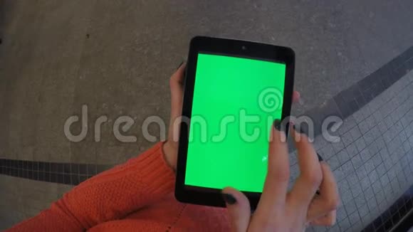 一位女士在店里用的是绿色屏幕平板电脑视频的预览图
