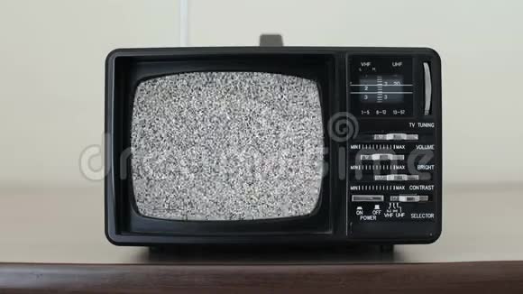 房间里老式电视机的噪音视频的预览图