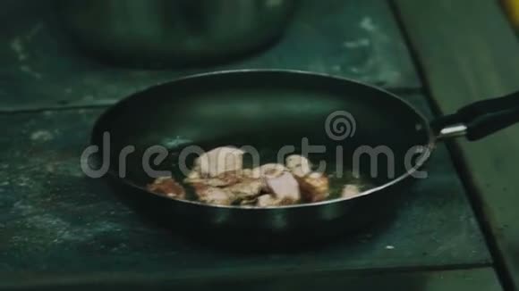 肉在煎锅特写中煎炸视频的预览图