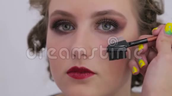 专业化妆师梳理模特睫毛视频的预览图