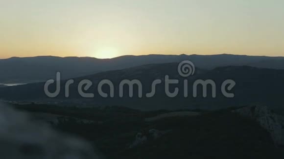 克里米亚山脉美丽的日出视频的预览图