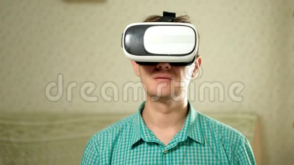 在家里戴着虚拟现实耳机的男人用手做手势视频的预览图