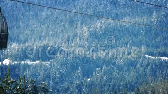 滑雪缆车经过遥远的雪林视频的预览图