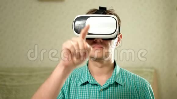 在家里戴着虚拟现实耳机的男人用手做手势视频的预览图