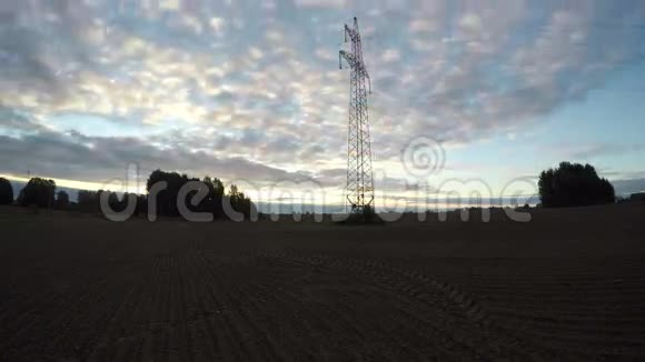 多云的早晨日出有电塔延时4K视频的预览图