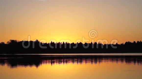 秋天湖上美丽的日落视频的预览图