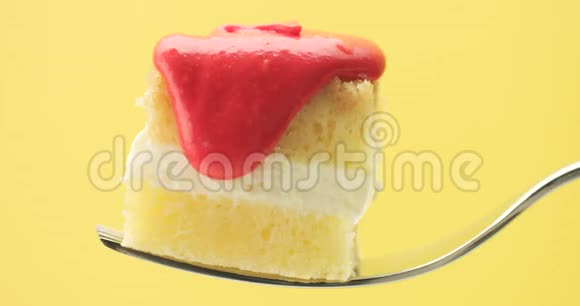 柠檬蛋糕切片在叉子上奶油和水果浇在上面视频的预览图