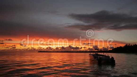 船在夕阳的余晖中触礁视频的预览图