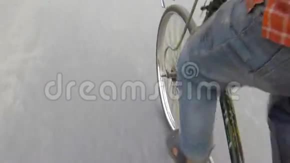男人骑着一辆旧三轮车骑自行车视频的预览图