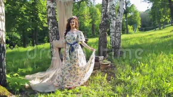 穿着裙子的漂亮俄罗斯女孩跳舞视频的预览图