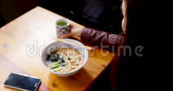 女人在4K餐厅喝茶视频的预览图