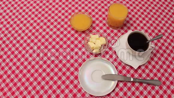 早餐提供咖啡和牛角面包和蜂蜜视频的预览图