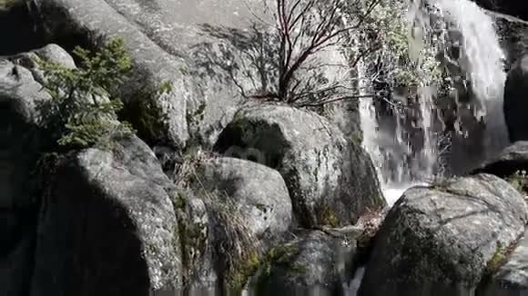 倾斜瀑布奇尔努亚尔纳瀑布约塞米蒂公园视频的预览图