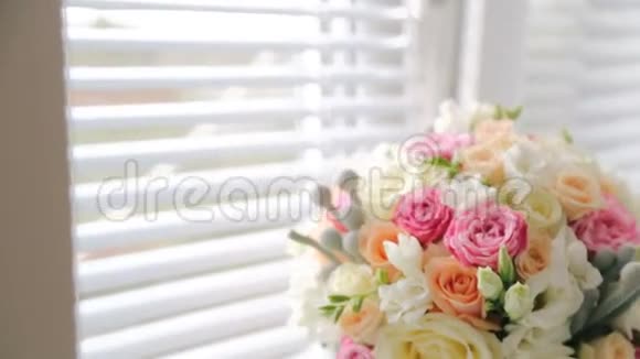一束奢华的婚礼花束放在窗台上视频的预览图