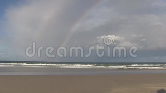 彩虹在棕榈滩黄金海岸QLD澳大利亚视频的预览图