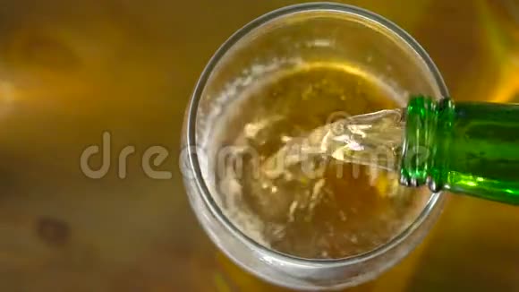 把啤酒倒进玻璃杯里慢动作视频的预览图